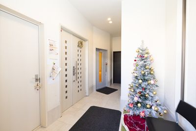 待ち合いホールの様子。クリスマス仕様です。 - 防音サロン Bright レンタルサロンの入口の写真