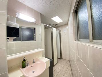 【女性トイレ】 - 【閉店】テレワークブース代々木駅北口 ブース06／1～3名様用個室のその他の写真