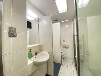 【男性トイレ】 - 【閉店】テレワークブース代々木駅北口 ブース15／1名様用個室のその他の写真