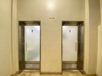 【6階エレベーターの横にある階段の踊り場に共用トイレがあります】 - 【閉店】テレワークブース代々木駅北口 ブース18／1名様用個室のその他の写真