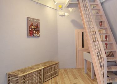 2Fパステルカラーの壁にフローリングの床 - 大阪ハウススタジオ COCO PALACE 2階スタジオ（撮影プラン）の室内の写真