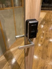 【内側からは「OPEN/CLOSE」のボタンを押すだけでロックの解錠が出来ます】 - 【閉店】TIME SHARING マチノマ大森 キッチンスタジオ TIME SHARING WORK【2】の入口の写真