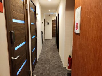 コワーキングスペース【ベース大曽根】 【E】会議室の外観の写真