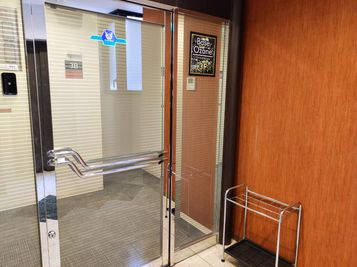 コワーキングスペース【ベース大曽根】 【E】会議室の外観の写真