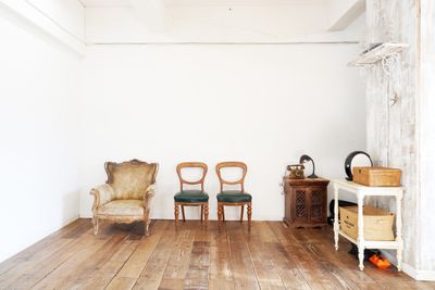 白壁は万能な背景。家具の移動させバリエーション豊富な撮影が可能です。 - 三軒茶屋go-studio 世田谷区で好立地のハウススタジオの設備の写真