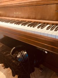 消音機能付きアコースティックピアノ【ヘッドホン付きのコースの方へ】 - OKピアノ練習室 【ヘッドホン利用で半額】消音アップライトピアノの室内の写真