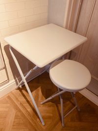 折り畳みデスクと椅子 - OKピアノ練習室 【ヘッドホン利用で半額】消音アップライトピアノの設備の写真