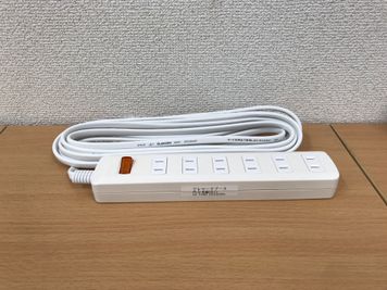【6口電源タップ、コロコロ、ミニゴミ箱、ウェットティッシュ】 - 【閉店】テレワークブース代々木駅北口 ブース14／1～4名様用個室の設備の写真