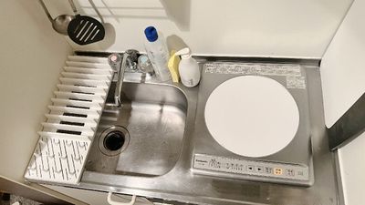 シンプルキッチンです※別で動かせるIHヒーターあります※洗剤あります - 【新オープン🎉ゴミ捨て🗑無料】渋谷６分 女子会👱‍♀️ホムパ🍷飲み会/トップホスト🆕24Hスペースの室内の写真