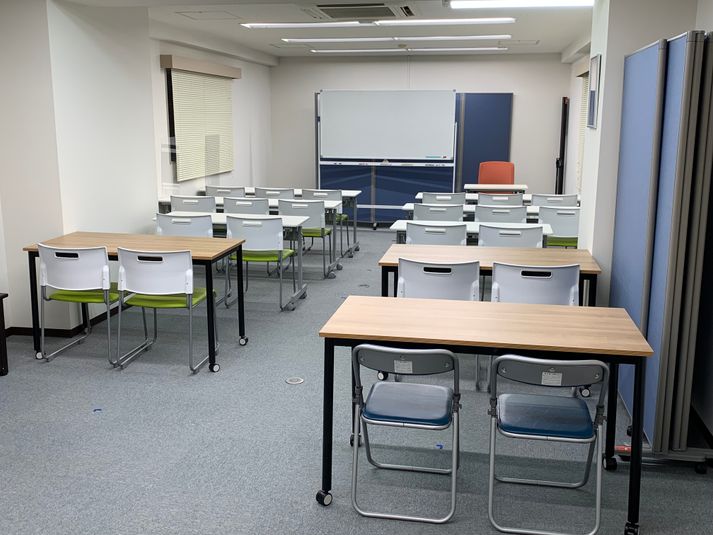 教室スタイル(フル)
対面22席+講師1席 - レンタルスペース・レコチャイ レンタルスペース(平日)の室内の写真