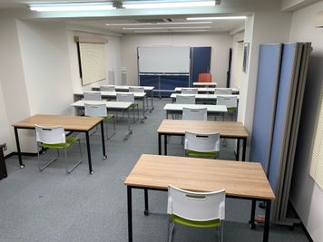 教室スタイル(広間隔)
対面13席+講師1席
 - レンタルスペース・レコチャイ レンタルスペース(平日)の室内の写真