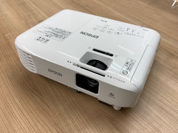 プロジェクター
EPSON EB-S05 - レンタルスペース・レコチャイ レンタルスペース(平日)の設備の写真