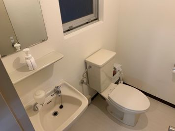 トイレに鏡あり - レンタルスペース・レコチャイ レンタルスペース(平日)の設備の写真