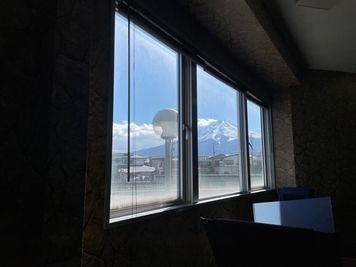 天気が良い日は富士山を眺めることができます！ - FUJISAN VALLEY レンタルスペース11名個室の室内の写真