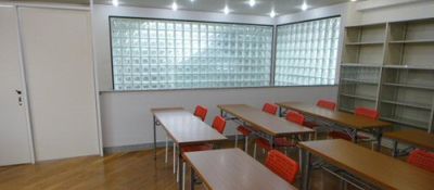外の光を取り込む大きなガラス壁面があります。
※ガラス壁面の下は1階の店舗につながっていますので、店舗とスペース双方の声や音が聞こえます - 新百合ヶ丘レンタルスペースの室内の写真