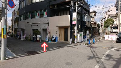 入室方法
①建物の中央に階段があります。 - ※※さくら鍼灸整骨院（伊丹）※※ 阪急伊丹駅東徒歩３分☆マッサージ等に利用OK※当院共有時間あり※の入口の写真