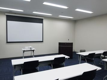 大阪会議室 大阪御堂筋ビル貸し会議室 M4会議室（地下4階）の室内の写真