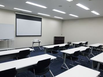 大阪会議室 大阪御堂筋ビル貸し会議室 M4会議室（地下4階）の室内の写真
