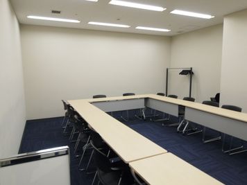 大阪会議室 大阪御堂筋ビル貸し会議室 M5会議室（地下4階）の室内の写真