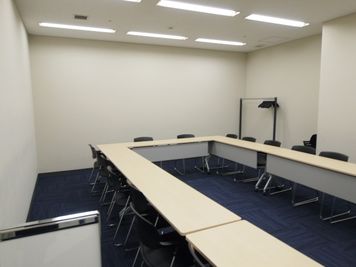 大阪会議室 大阪御堂筋ビル貸し会議室 M5会議室（地下4階）の室内の写真