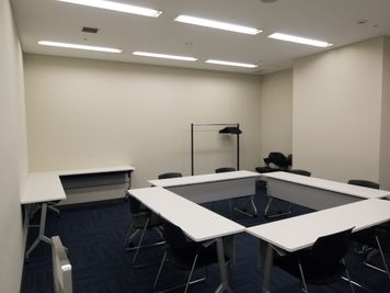 大阪会議室 大阪御堂筋ビル貸し会議室 M6会議室（地下4階）の室内の写真