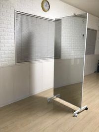 移動ミラー２枚
鏡の補充にご使用下さい - スタジオKaveri 東林間 レンタルスタジオの室内の写真