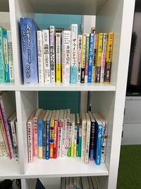 会議室内ビジネス本多数有◎
ご利用時間中にお読みいただけます。
※お持ち帰りはご遠慮願います - スタジオ スターネス 吹上、今池のレンタルスペース、スタジオの室内の写真