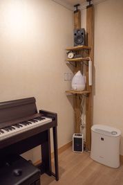 常設：スピーカー・加湿器・空気清浄機 - ワオン・スタジオ 横浜 Cスタジオ（電子ピアノ２畳）の設備の写真