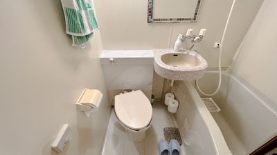 トイレ - 【新オープン🎉ゴミ捨て🗑無料】渋谷６分 女子会👱‍♀️ホムパ🍷飲み会/トップホスト🆕24Hスペースの室内の写真