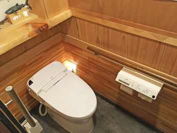 いつもピカピカのシャワートイレ！　高齢者や障がいのある方にも使いやすいよう手すりを。また、ママのためにオムツ替え台も完備しました！ - NEKTON FUJISAWA コワーキングスペースの設備の写真