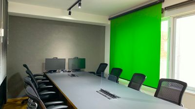 モニター常設、グリーンバックも可能(移動は不可) - 3DROPS[サンドロップス] 会議室/レンタルスペースの室内の写真