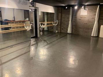 スタジオ内_2 - ダンス塾こぐれStudio ダンススタジオの室内の写真