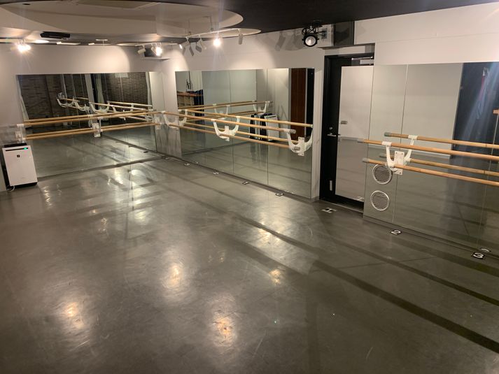 スタジオ内_1 - ダンス塾こぐれStudio ダンススタジオの室内の写真