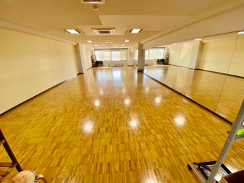 一時間1650円の多目的レンタルルーム。ダンス練習、販売会、ダンスレッスン、ワークショップ、ヨガ、会議などにお使いください。 - 奈良シエスタダンススタジオ