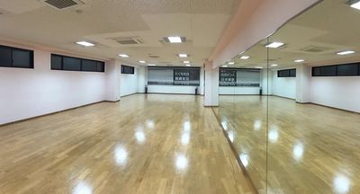 第１教室（社交ダンス個人レッスン優先） - 奈良シエスタダンススタジオ 【シエスタダンススタジオ】約30坪多目的フロア　振動爆音以外OKの室内の写真
