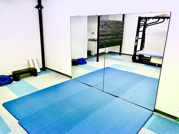 縦1800x横2400の鏡
厚さ1.5のマットあり - 運動指導施設 しま運動指導用レンタルスペースの室内の写真
