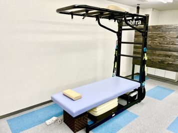 施術用スリング付きベッドあり - 運動指導施設 しま運動指導用レンタルスペースの室内の写真