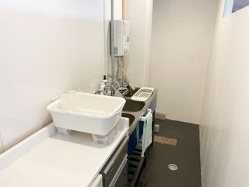 手洗い場、冷蔵庫、洗剤やスポンジも完備！ - K's　レンタルスペース＆スタジオ レンタルスペース＆スタジオの設備の写真
