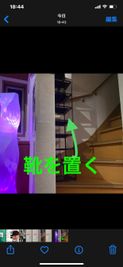 レンタルスペースモモ 疲れ集中新品イス。2畳の小さな作業スペースの入口の写真