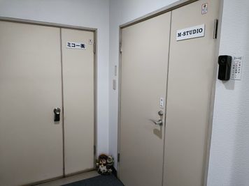 エレベータの前に玄関、鍵ボックスもあり - M-STUDIO 撮影・ライブ配信スタジオの入口の写真
