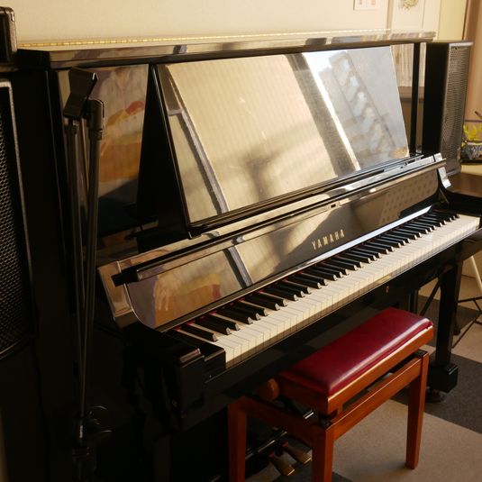 Ast -  吉田ピアノスタジオ Ast 生ピアノで練習できます。約3人入れます。の室内の写真