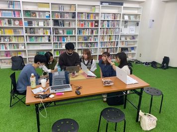 大学生向けのプログラミング教室「Geeksalon千葉校」の会場としても定期的に使っていただいています！ - BOOK PARK ちばぎんざ 本に囲まれた屋内公園の室内の写真