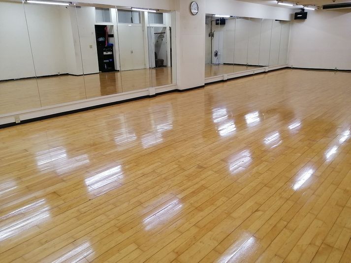 入口はいってすぐの様子 - コワーキングSP/レンタルスタジオ堺（東洋ビル） 地下1階/堺東でダンスができるレトロなスタジオの室内の写真