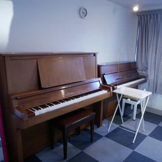 Cst -  吉田ピアノスタジオ Cst 生ピアノで練習できます。piano 2台の室内の写真