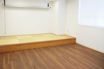 ドルフィンKOTO 本社ビル 畳の備わったミーティングスペースの室内の写真