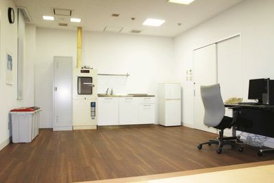 ドルフィンKOTO 本社ビル 畳の備わったミーティングスペースの室内の写真