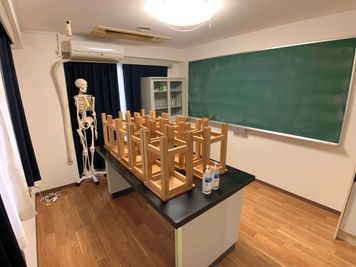理科室の椅子はきれいに片付けられます！アルコール消毒も万全。 - レンタル理科室「Labo」 理科室みたいな多目的スペース＠渋谷の室内の写真