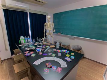 理科室では人体骨格模型の「店長」がお待ちしています。撮影にもバッチリ！ - レンタル理科室「Labo」 理科室みたいな多目的スペース＠渋谷の室内の写真