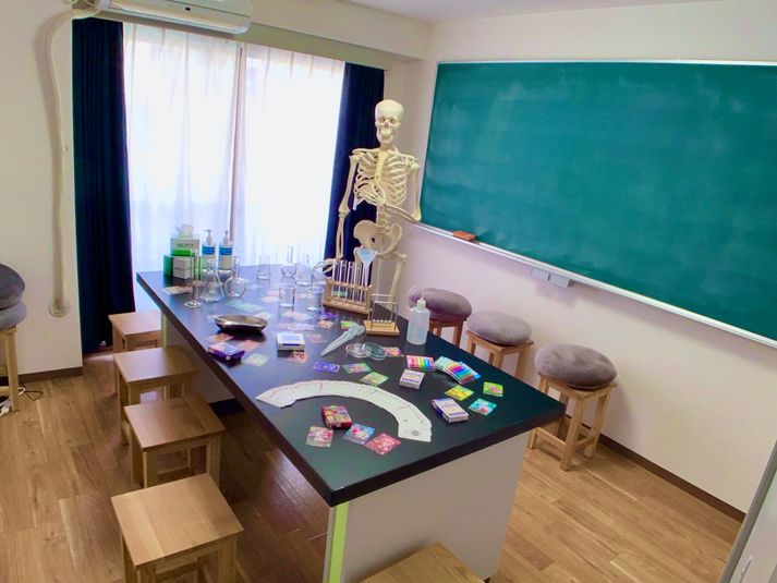 たのしい理科室でボードゲームや撮影、パーティーに使えます - レンタル理科室「Labo」 理科室みたいな多目的スペース＠渋谷の室内の写真
