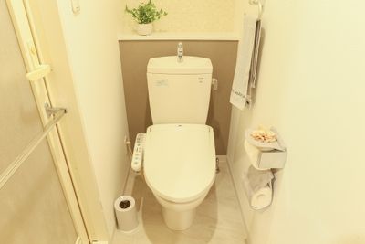 トイレ
（左扉は浴室になりますが、浴室はご利用できません） - レンタルスペース「バトン」 茗荷谷駅徒歩1分の貸し会議室の室内の写真